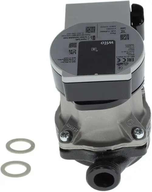 Bosch Pumpe mit grauem Gehäuse und einem schwarzen Anschluss, begleitet von zwei Dichtungsringen im Vordergrund, auf einem neutralen Hintergrund.